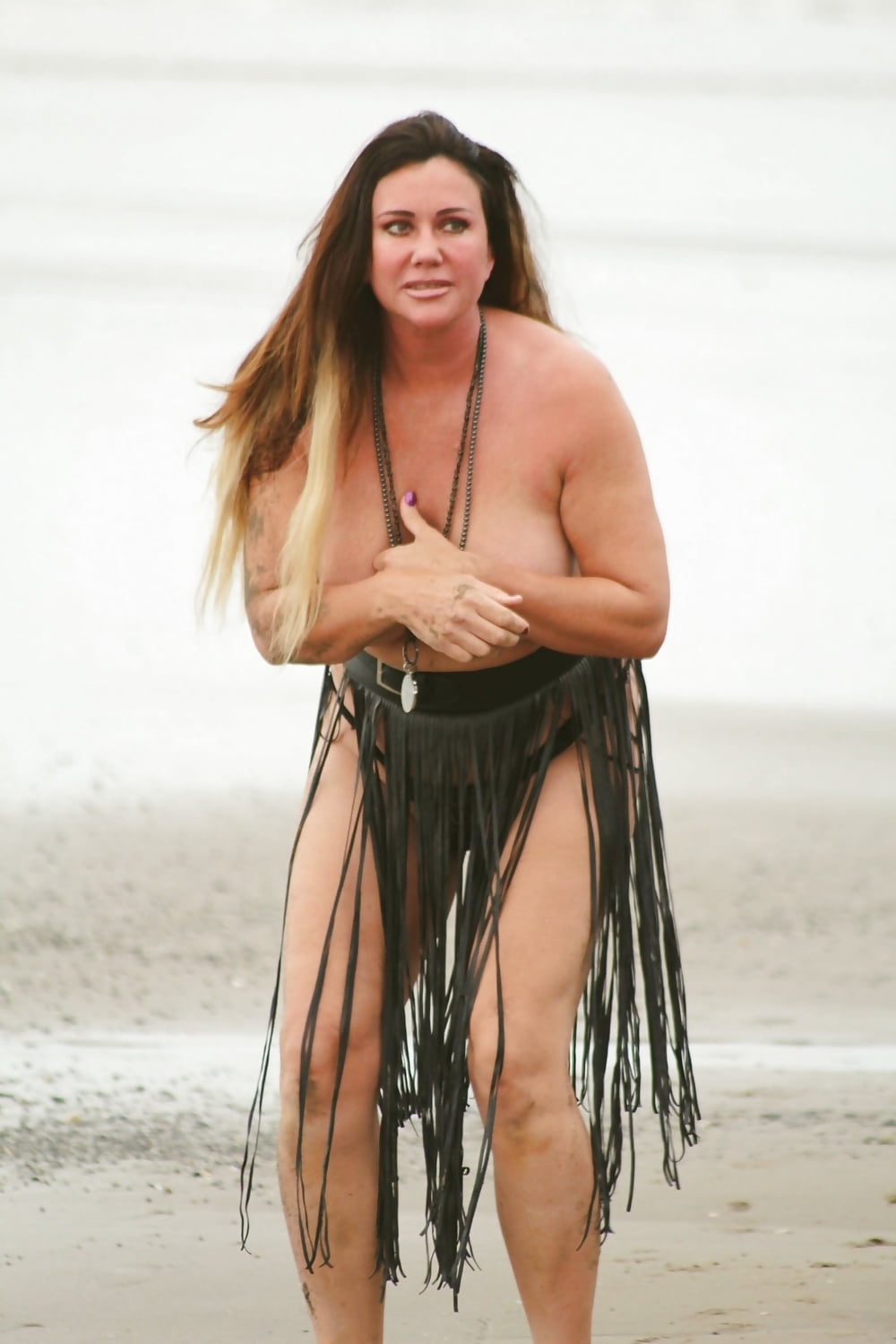 Lisa Appleton beach topless oct 2017 22